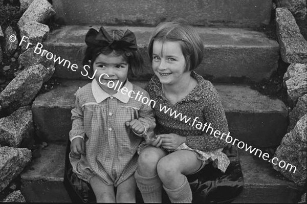 NORMAN WHITE WITH MRS HELEN & MARGARET & GRANIA IN BASKET